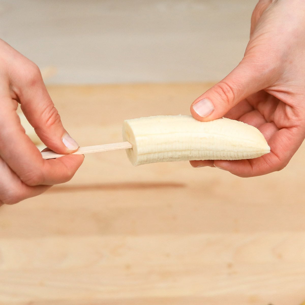 eine halbe Banane die auf einen Eisstiel gesteckt wird, für Bananeneis am Stiel