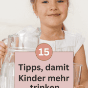 Mädchen mit einer Karaffe voll Wasser und einem leeren Trinkglas, schenkt sich selber Wasser ein mit Text: 15 Tipps damit Kinder mehr trinken