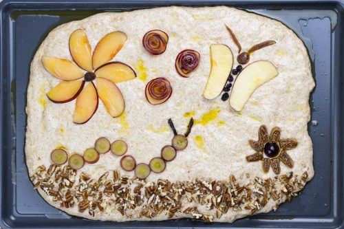 Foccacia - italienisches Vollkorn-Fladenbrot ohne Kneten mit Obst, Trockenfrüchten und Nüssen belegt