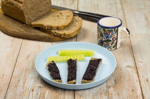 Einfaches Rezept für Vollkornbrot ohne Kneten, für Baby mit Chia Marmelade bestrichen, auf einem Kinderteller