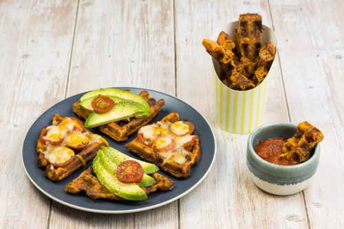 Pizzawaffeln für die Familie, mit Avocado belegt oder mit Tomate und Käse überbacken, oder in Stangen geschnitten mit einem Tomate-Dip