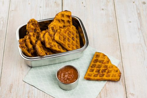 Gesunde Pizzawaffel für Kinder, in einer Brotdose mit einem Tomate-Dip