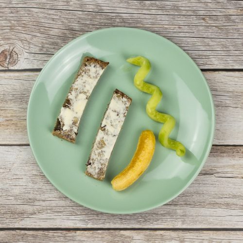 Rosinenbrot mit Walnuss ohne Kneten, auf einem Teller, in Streifen geschnitten für Babys (BLW - Baby Led Weaning), breifrei Teller mit Mini-Banane und Gurke